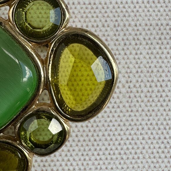 Vintage Gold-Tone Brooch with Green Glass Rhinestones 1.5" x 1.5" - Picture 3 of 7